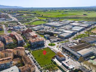 Terreny residencial a Avenida de roses 11. Solar edificable de 3714m2 en figueres