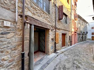 Casa a Calle domines 11. Casa rústica en venta en maçanet de cabrenys.