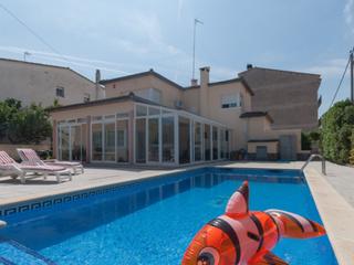 Casa in Calle del puigmal 24. Casa grande con piscina, garaje en lote de esquina en zona tranq