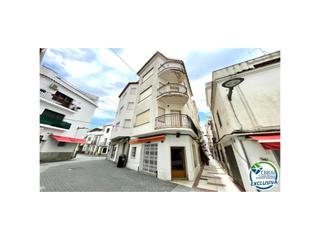 Casa  Calle de sant antoni 22. Gran casa en el centro de roses con local comercial a poca dista
