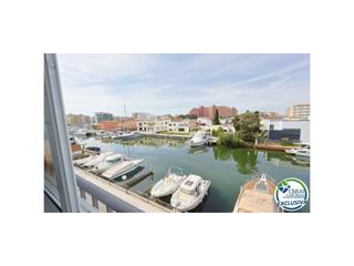 Pis  Calle del cap negre. Apartamento con vistas al canal y amplia terraza  2 habitaciones