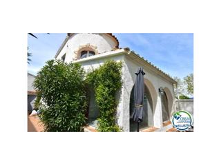 Casa a Carrer llobregat. Magnífica casa de dos dormitorios llena de encanto se vende.