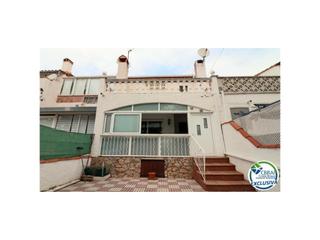 Casa a Sector aeroclub/biblos 94a. Acogedora casa de 1 dormitorio con amplia terraza i piscina