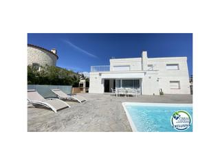 House in Calle del cap llarg 9. Casa de 4 habitaciones con piscina.