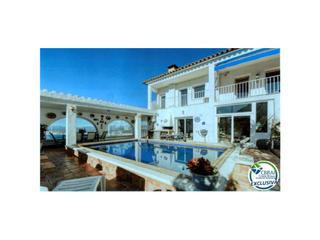 Casa  N/a. Magnífica casa con vista panorámica a la bahía de roses  licenci