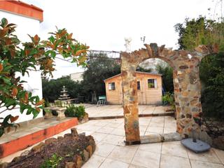 Casa  Calle de les fonts. Casa con jardín y dos apartamentos.