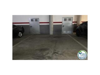 Parking coche en Calle via emporitana 82. Plaza de parking con trastero en venta