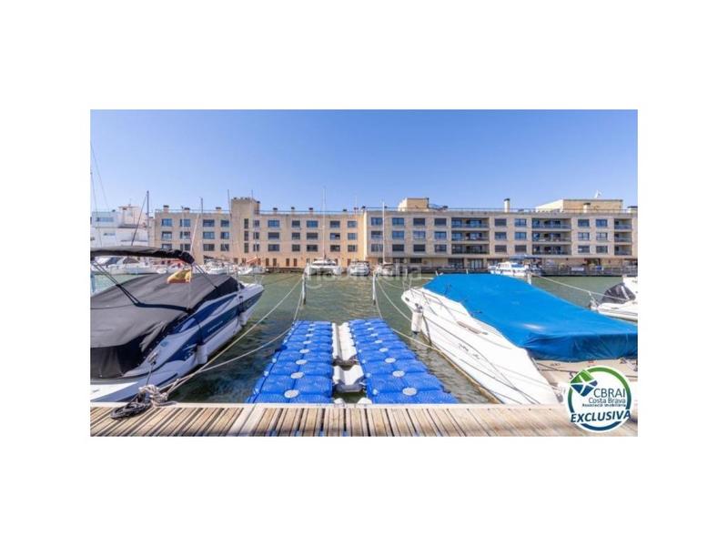 Foto f02b5329-fd40-4d31-9772-12d0ba87a203. Piso apartamento vista a canal con amarre, parking y trastero en Empuriabrava
