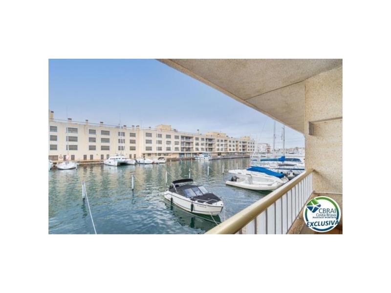 Foto 4d0d9cd7-4343-4b1d-b6c9-6375cba0a071. Piso no te pierdas éstas vistas en éste bonito apartamento . en Empuriabrava