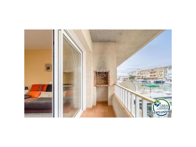 Foto ec99bc39-471b-41c7-80c2-7086987bcc96. Piso no te pierdas éstas vistas en éste bonito apartamento . en Empuriabrava