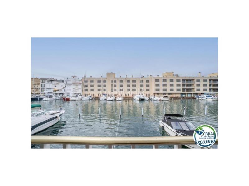 Foto 2fdeda8a-595c-40c5-930d-9f6a29902357. Piso  planta baja con dos dormitorios, vistas al canal y parking exterior privado en Empuriabrava