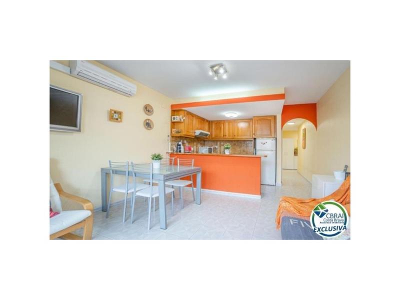 Foto f6642f26-b5cf-4d9d-9689-d52052ed3a8c. Piso  planta baja con dos dormitorios, vistas al canal y parking exterior privado en Empuriabrava