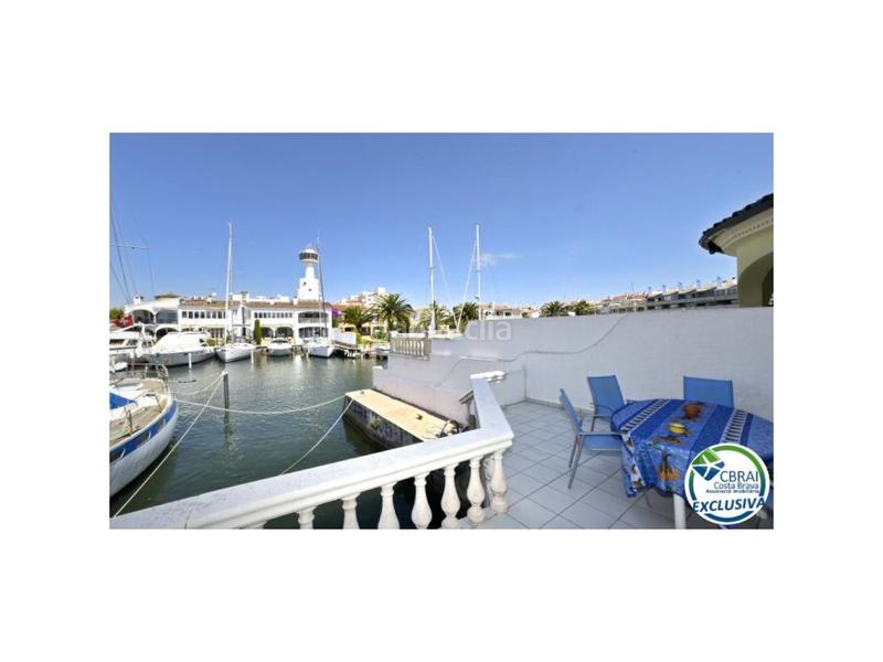 Foto 287edc05-3819-43ed-bf32-75858516882c. Casa en carrer salins 1 línea casa de pescador en el sector salins en venta con amarre de 12,5 x 4 m para velero, en Empuriabrava