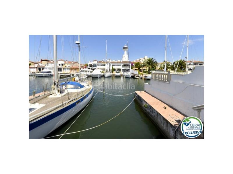 Foto 2cd44111-b266-4f6c-941f-4160771847d5. Casa en carrer salins 1 línea casa de pescador en el sector salins en venta con amarre de 12,5 x 4 m para velero, en Empuriabrava