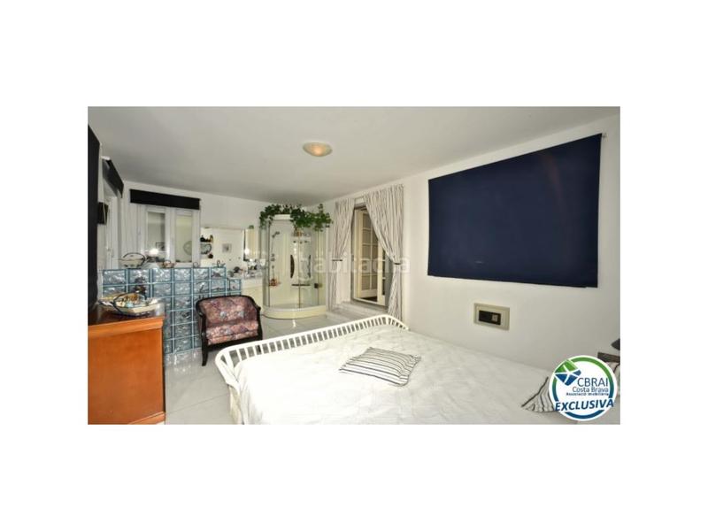 Foto 7f088242-8d0f-4393-97cb-7be58ba41f57. Casa en carrer salins 1 línea casa de pescador en el sector salins en venta con amarre de 12,5 x 4 m para velero, en Empuriabrava