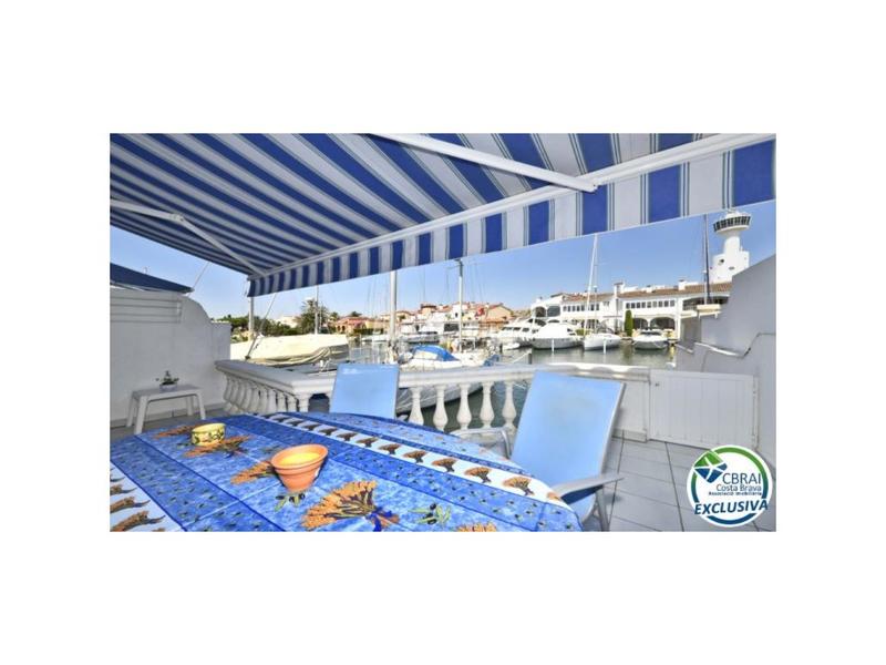 Foto e0460983-567d-4914-be1d-d5fbf4524f13. Casa en carrer salins 1 línea casa de pescador en el sector salins en venta con amarre de 12,5 x 4 m para velero, en Empuriabrava
