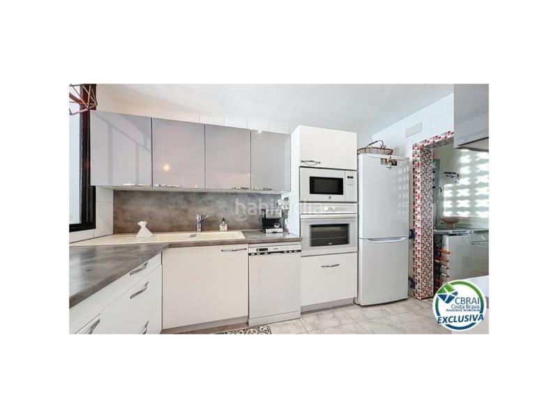 Foto 020c42cf-9294-41b2-882f-b3b3b8a8ee1e. Piso en calle d'antoni canals 96 apartamento de 80 m con vistas al mar excepcionales entre y canyelles en Roses