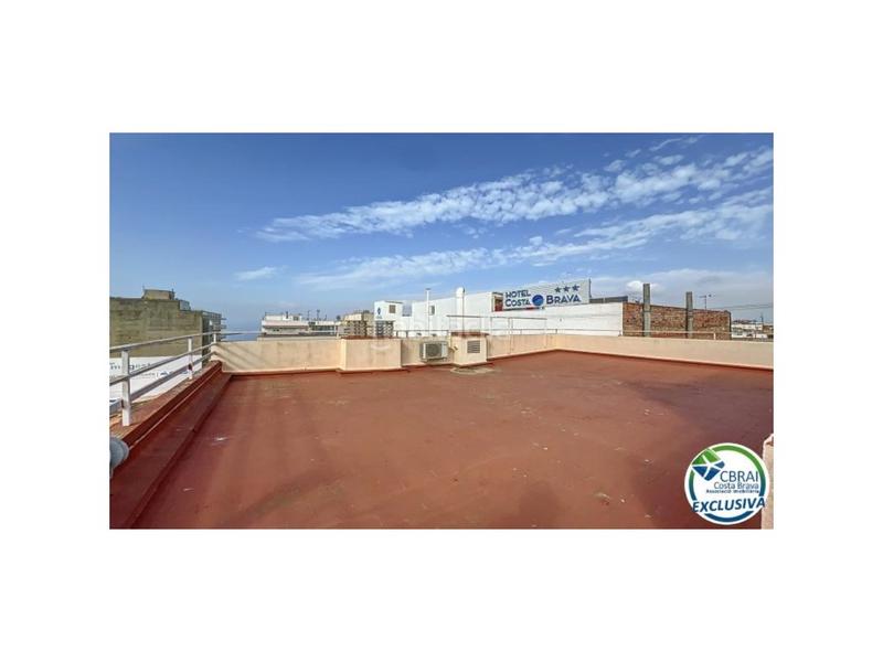 Foto 80b152e0-db22-48a1-a379-46b12655787c. Piso en calle de la llotja 19 apartamento con vistas al mar en el centro con terraza en la azotea y dependencia acondicionada en Roses
