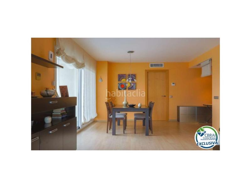Foto 08a6f5e3-fca1-4974-b08c-d603a0bbc914. Piso en avenida de la illeta amplio apartamento con terraza, parking, trastero, vistas al mar y piscina en Roses