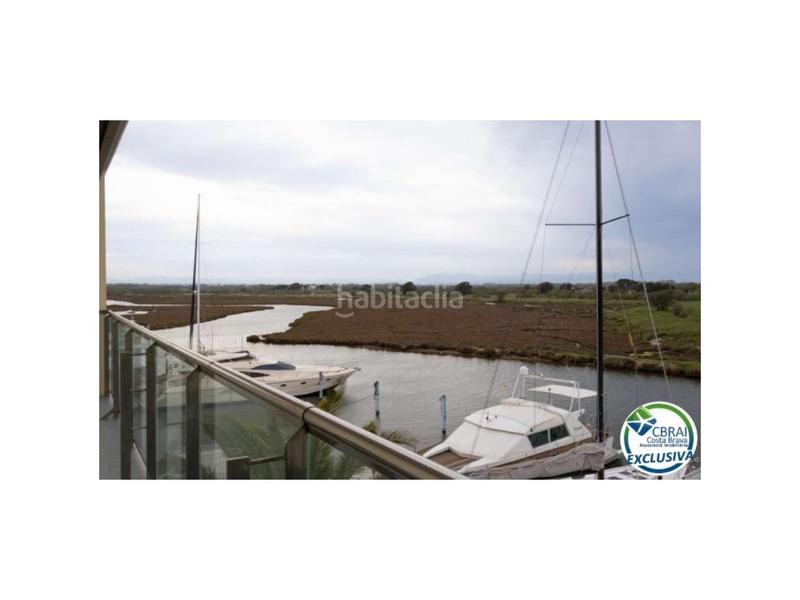 Foto 31ee37fb-20b8-4ef1-bfb6-9e5b82e50482. Piso en avenida de la illeta amplio apartamento con terraza, parking, trastero, vistas al mar y piscina en Roses