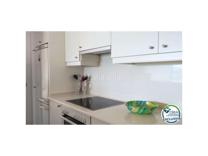 Foto 532007be-7ee8-409b-b278-448eaf0b6077. Piso en avenida de la illeta amplio apartamento con terraza, parking, trastero, vistas al mar y piscina en Roses