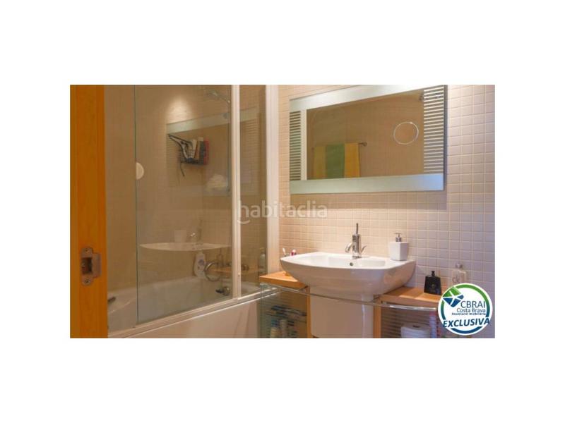 Foto 75b6d9f0-42bb-4a4a-a55f-b9112cb0642c. Piso en avenida de la illeta amplio apartamento con terraza, parking, trastero, vistas al mar y piscina en Roses
