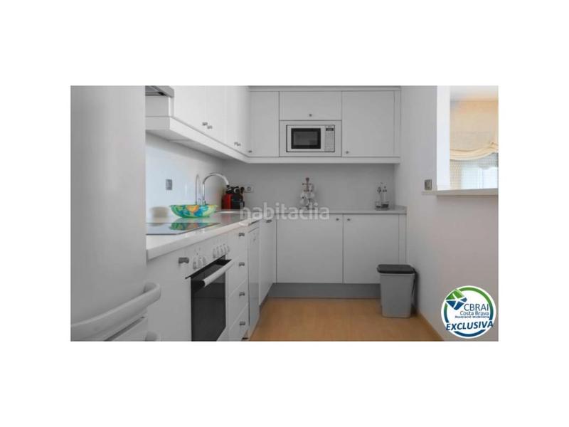 Foto 84a8f14a-f767-45b0-a237-73b9126feb8e. Piso en avenida de la illeta amplio apartamento con terraza, parking, trastero, vistas al mar y piscina en Roses