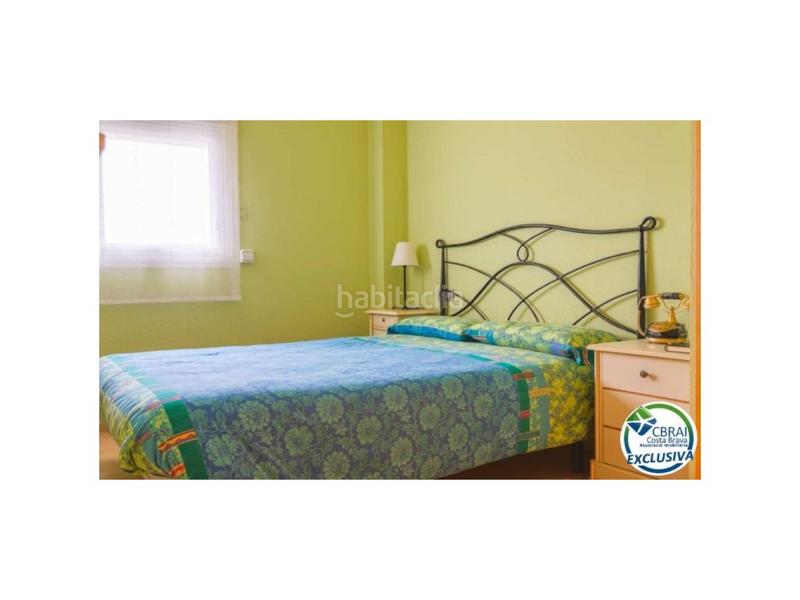 Foto d768cbb7-991c-4fa1-9b34-e33bcc96e28e. Piso en avenida de la illeta amplio apartamento con terraza, parking, trastero, vistas al mar y piscina en Roses