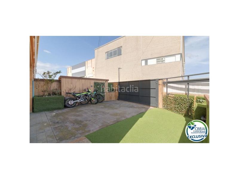 Foto 8a9c5c6b-c6c7-4db8-842c-92f1aec1732e. Casa en sector puigmal a 510 casa con piscina en puigmal, 4 habitaciones, y ubicación ideal en Empuriabrava