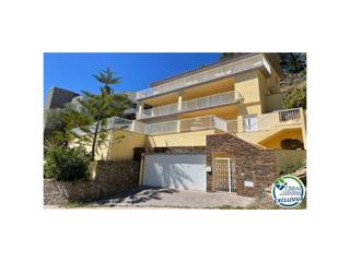Casa a De miro 51. Espectacular chalet con vistas al mar de roses.