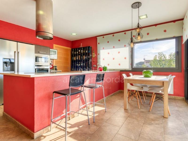 Foto b9913714-428c-44d0-abd8-363112eef785. Casa en calle vilafant 15 en santa llogaia, privacidad, luz natural, espacio al aire libre ... 396 m2 útiles y 400 m2 de terreno 100 edificable. en Santa Llogaia d´Àlguema