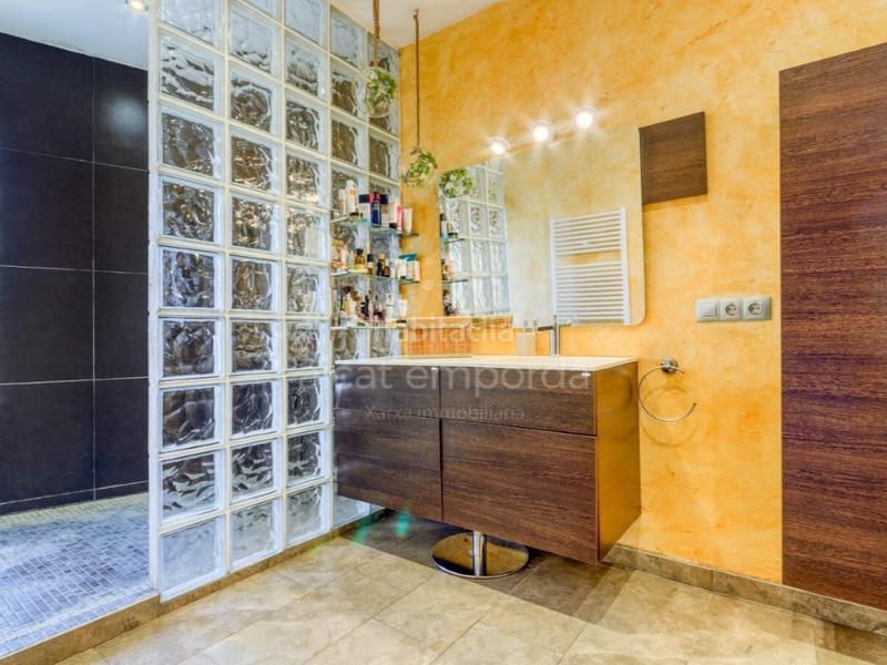 Foto d2ae9088-a3f1-48e2-b434-4217b7721398. Casa en calle vilafant 15 en santa llogaia, privacidad, luz natural, espacio al aire libre ... 396 m2 útiles y 400 m2 de terreno 100 edificable. en Santa Llogaia d´Àlguema