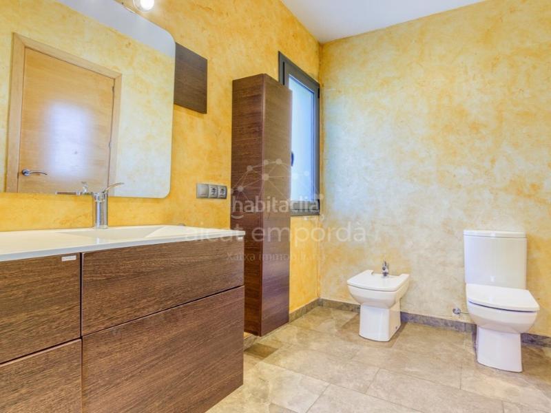 Foto df15b274-7c7a-4937-82fc-0f2a49055db3. Casa en calle vilafant 15 en santa llogaia, privacidad, luz natural, espacio al aire libre ... 396 m2 útiles y 400 m2 de terreno 100 edificable. en Santa Llogaia d´Àlguema