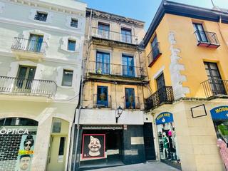 Edificio en Carrer calle besalú 11 , figueres , girona , espa. Edificio de 4 plantas en el centro de figueres.