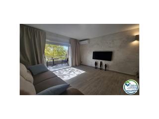 Flat in Avenida de carles fages de climent. Apartamento reformado centro de empuriabrava a 200m de playa.