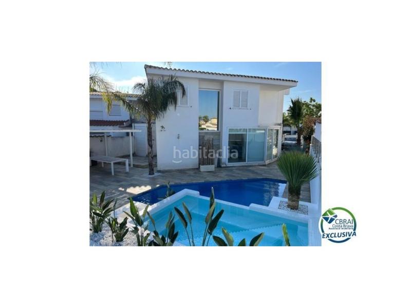 Foto b8f28e14-36bd-4f62-b71b-8d1bd96f0658. Casa in carrer falconera 24 in Cap Ras - Creus - Falconera Empuriabrava