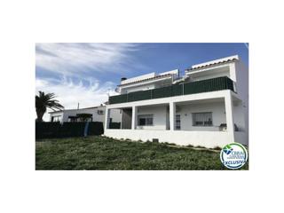 Maison à Calle del baix llobregat 4. Encantadora casa renovada en urbanización tranquila de roses