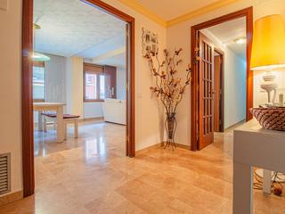 Appartement à Calle pujada al castell 15. Espectacular  piso de 5 habitaciones en figueres centro.