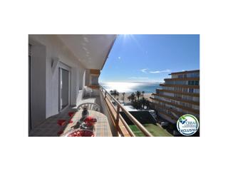 Pis  Avenida de la platja 11. Apartamento en primera línea de mar con licencia turística en ro