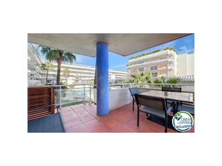 Appartement à Avenida del port canigo 15. Apartamento renovado con terraza, piscina y licencia turística e