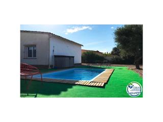 Maison à Calle d'urgell 11. Casa con amplio jardín en venta en mas boscà roses
