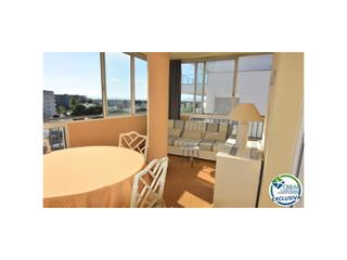 Pis  Avenida de la platja 99. Bonito apartamento con gran terraza acristalada, vistas al canal