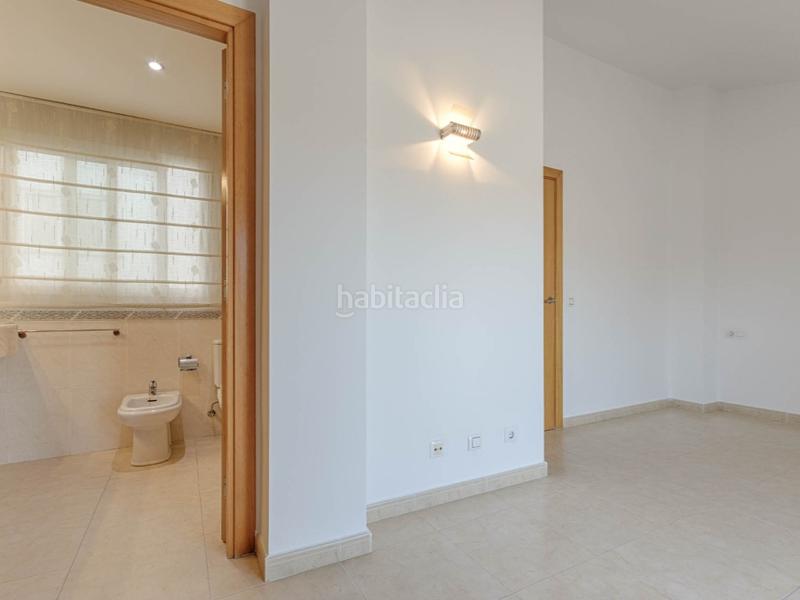 Foto 7ef0efef-ef00-48b3-9fa5-2cb92d8302a2. Duplex with heating parking in Creu de la Mà Figueres