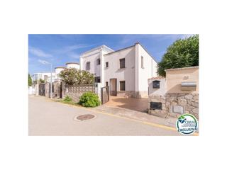 Casa a Carrer montgrí 30. Casa de 4 dormitorios con jardín a pocos metros de la playa