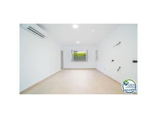 Appartement à Calle de bernat metge 1. Apartamento reformado en roses, a solo 30 metros de la playa