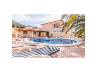 Casa  Calle de castella 5. Villa completamente renovada con 3 apartamentos, piscina y garaj