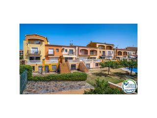 Maison à Sector gran reserva/c. gira-sols 31. Casa en el centro de la ciudad con piscina comunitaria