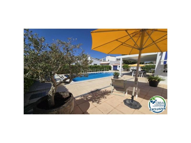 Foto 0383f8fc-feec-4f1f-a8ac-e68f09ef5588. Casa en carrer montseny 77b casa de una sola planta con licencia turistica en Empuriabrava