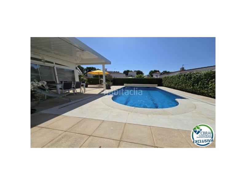 Foto 1f5d75bd-4c84-4ade-94de-261ad8792d09. Casa en carrer montseny 77b casa de una sola planta con licencia turistica en Empuriabrava