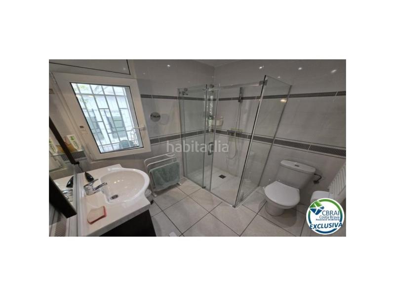 Foto 25e65a5c-ce35-4ee6-a201-72861fba07a1. Casa en carrer montseny 77b casa de una sola planta con licencia turistica en Empuriabrava